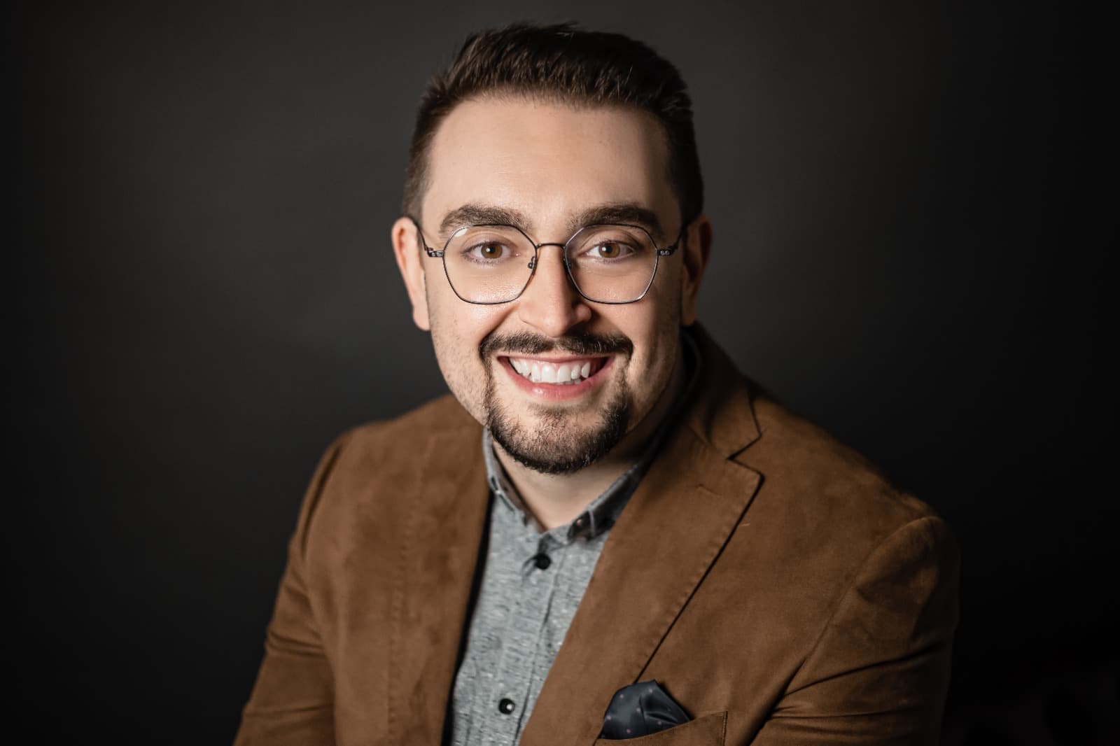 Marcos Girardi holding an Ipad